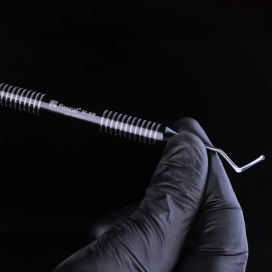 R55+ON+BLACK+IN+HAND